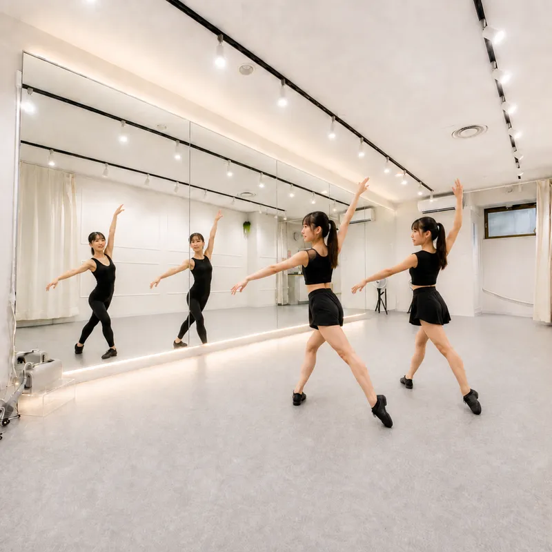 ダンス練習に使えるレンタルスタジオ（大型ミラー前で練習するダンサー）