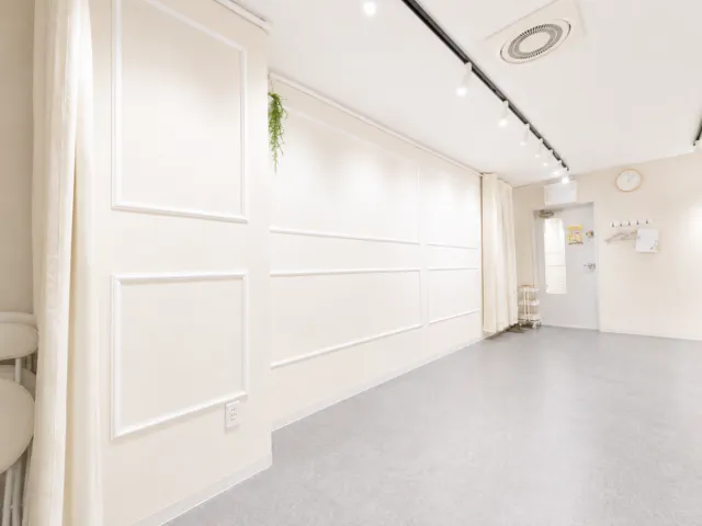 入口側から見た壁面全景